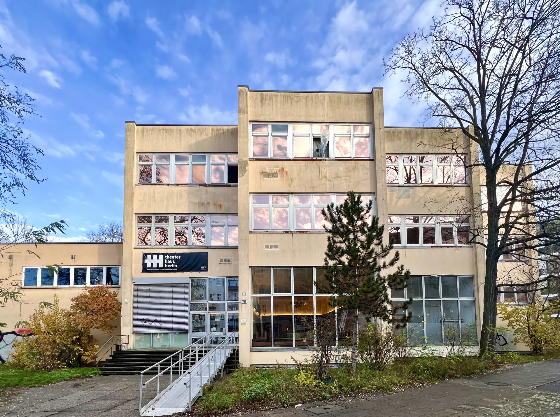 Theaterhaus Berlin, Fassade des Standorts Schoeneweide